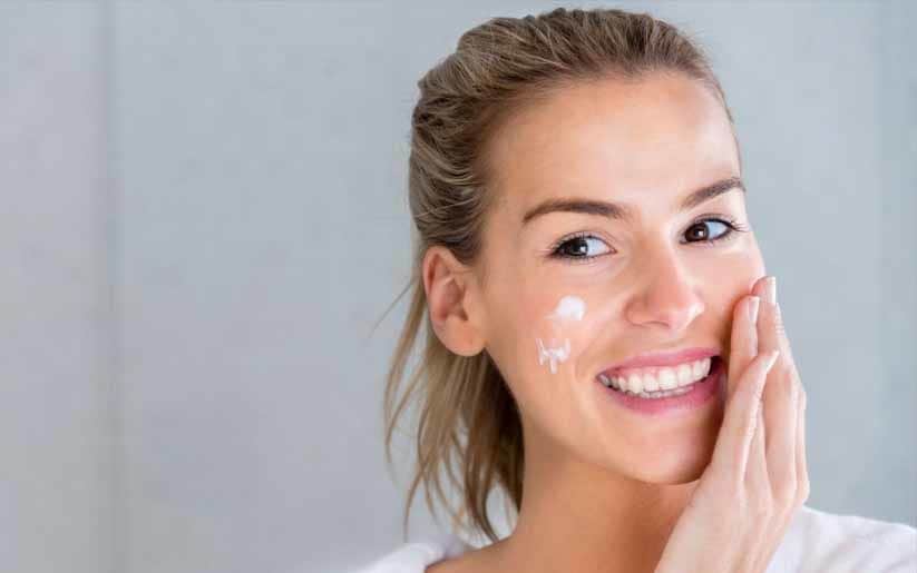 crème hydratante pour le visage d'une femme
