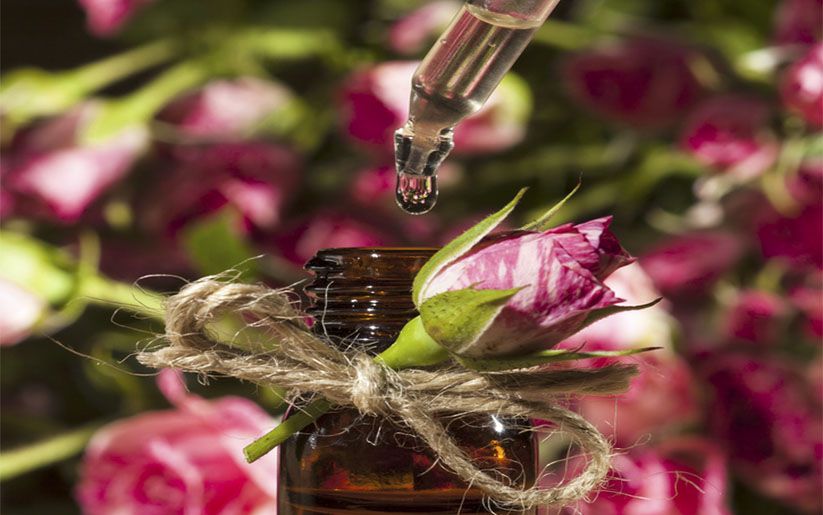 huile essentielle de rose, douce et envoutante