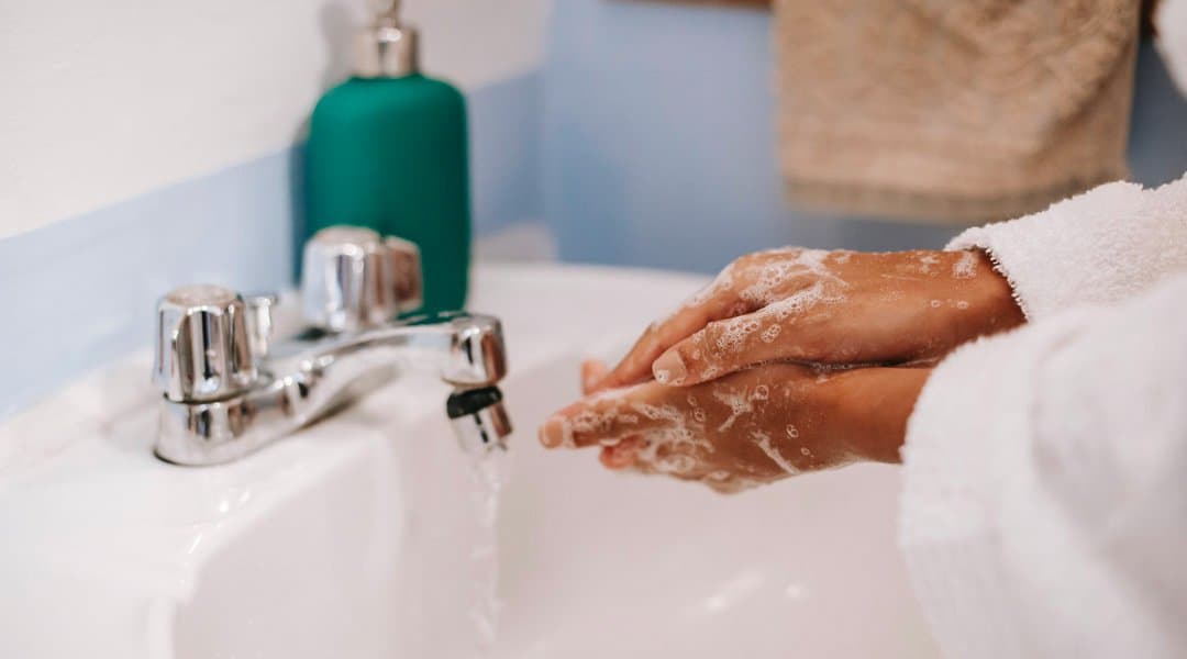 Lavez-vous les mains avant de maquiller des yeux sensibles
